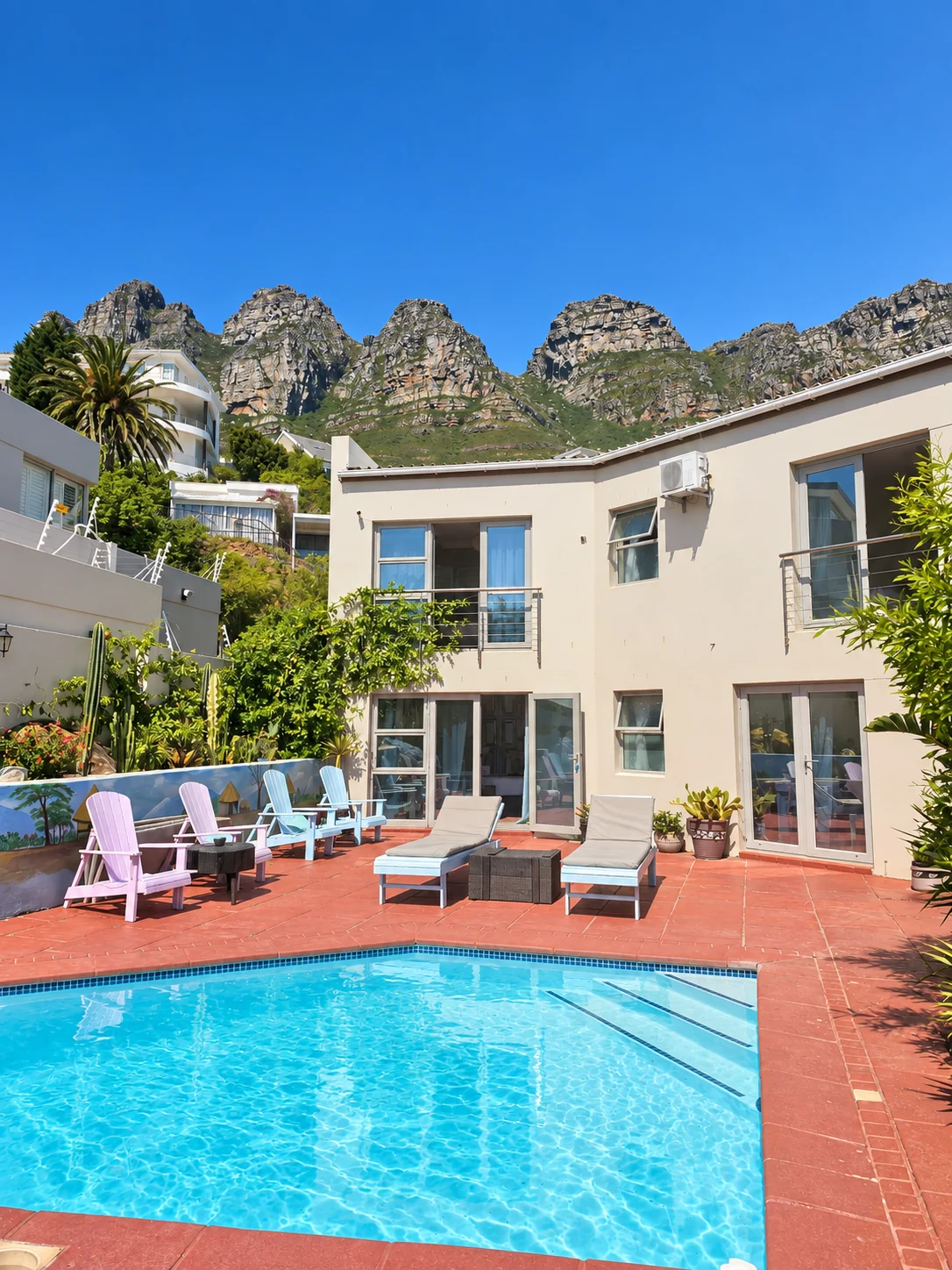 VistaBlu courtyard pool and mountain backdrop